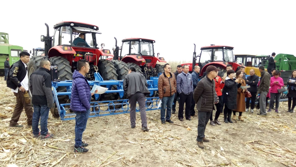 太阳集团tyc539国三大型拖沓机在黑龙江省深松深耕现场演示会上大放异彩