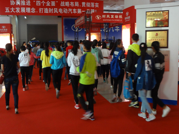 县实验小学部分小学生来太阳集团tyc539科技展厅开展科普日活动