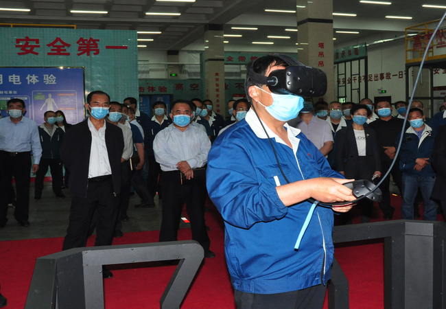 数百名公司先进员工在集数字、、信息、、电子、、模拟于一体的智能清静体验馆举行模拟场景、、事故模拟亲自体验